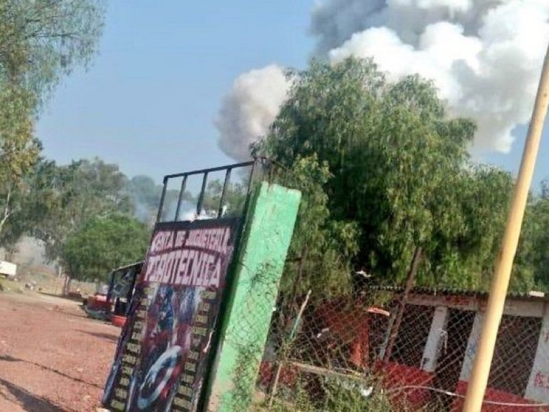 1 muerto por explosión de polvorín en Tultepec