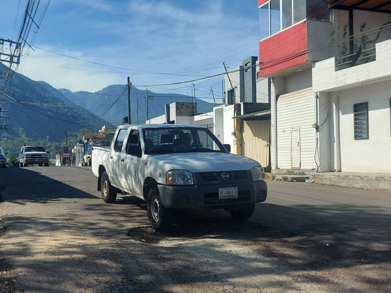 10 meses sin recibir atención gran bache en calle Alaska