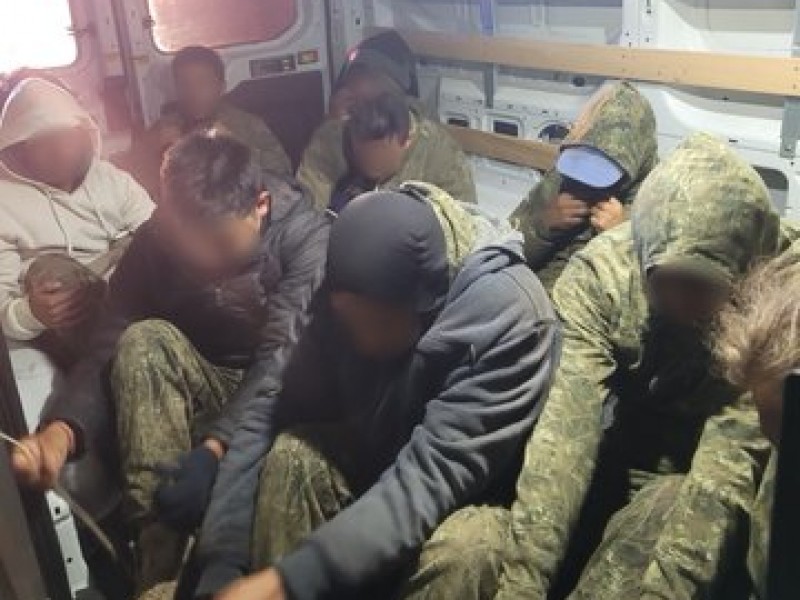 10 migrantes indocumentados fueron encontrados en una Van de carga.