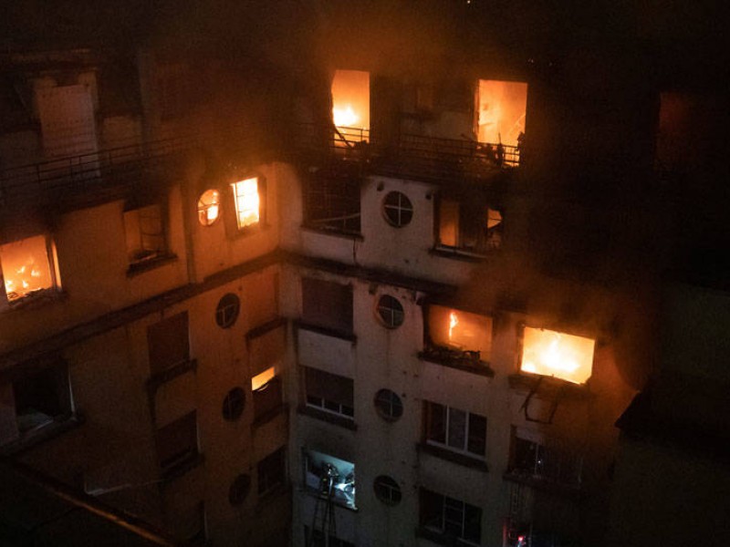 10 muertos por incendio en edificio de París