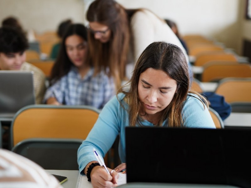 106 estudiantes de escuela de podología se quedan sin titulo