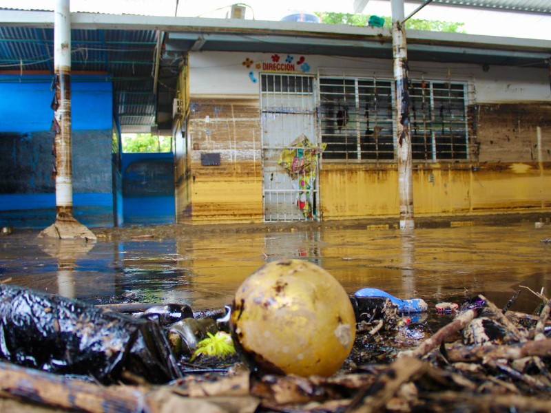 111 escuelas siguen sin clases en el norte de Veracruz: Nahle