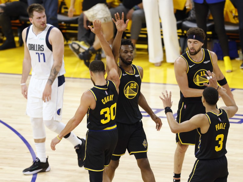 112-87. Los Warriors golpean primero contra los Mavs