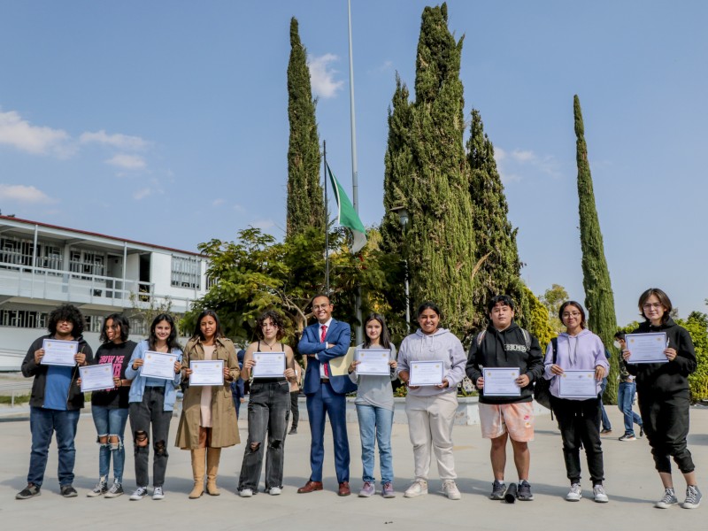12 alumnos de la Prepa Norte hacen historia