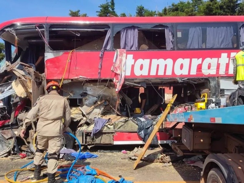 12 muertos tras choque de autobús en Brasil