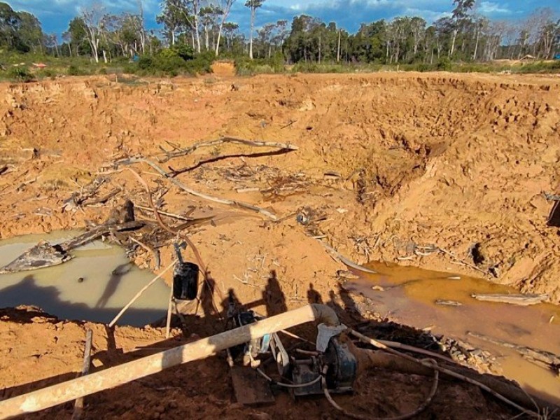 12 muertos tras derrumbe en mina de oro en Indonesia