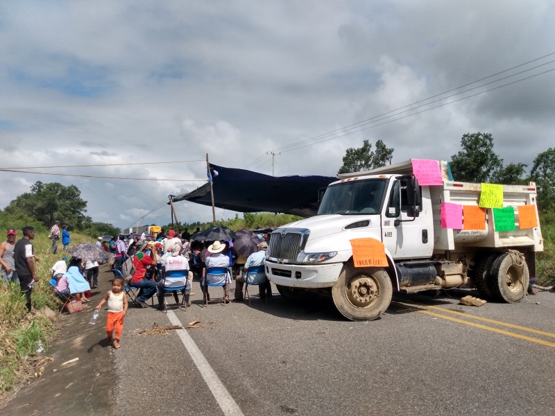 13 horas incomunicado el Istmo-Veracruz por bloqueos