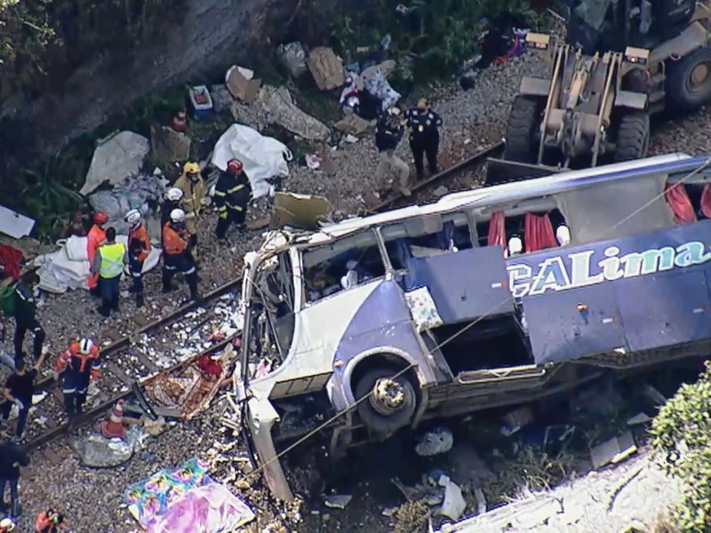 14 muertos y 26 heridos tras caída de autobús Brasil