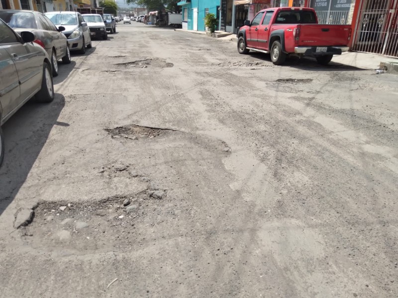 15 baches en la calle copal afectan el tránsito vehícular