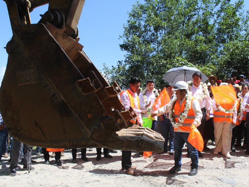 15 comunidades por primera vez tendrán carretera en Coyomeapan
