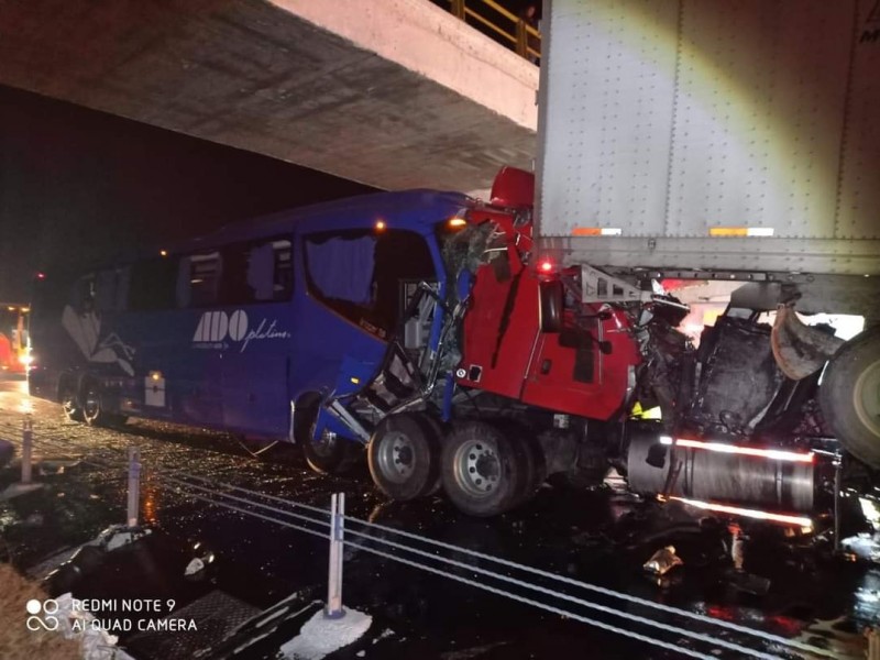 15 heridos tras aparatoso accidente de autobús de pasajeros