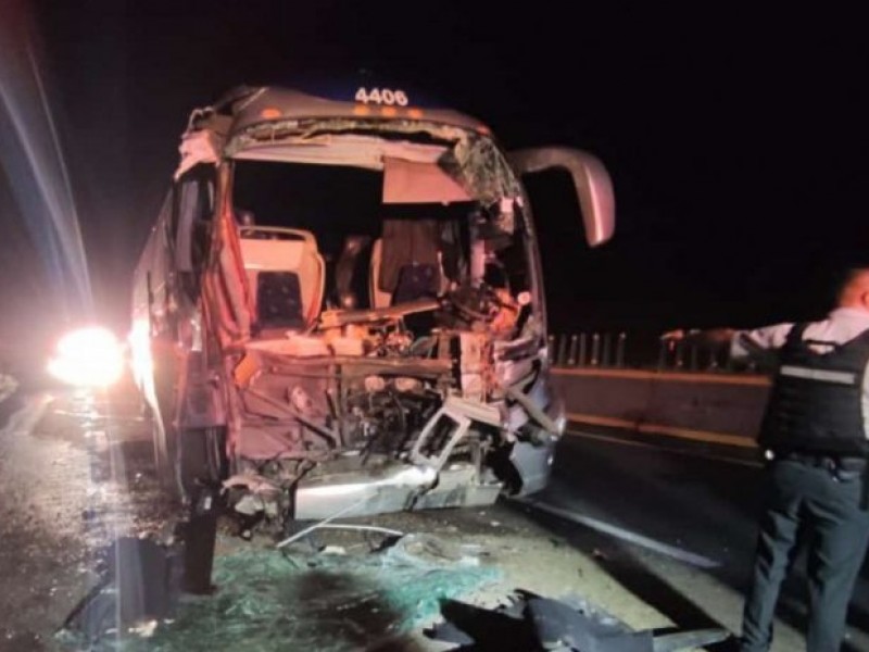 15 lesionados en choque de autobús en Acayucan
