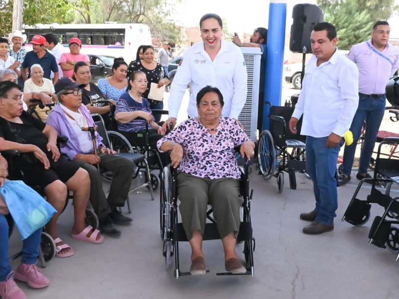 Adultos mayores son beneficiados con sillas de ruedas y andadores