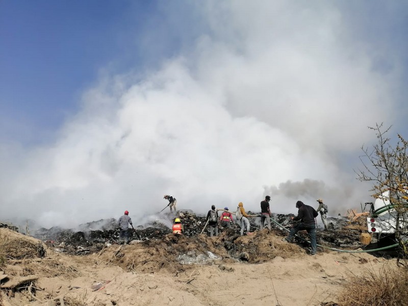 1,500m³ de agua, para sofocar incendio en patio de maniobras