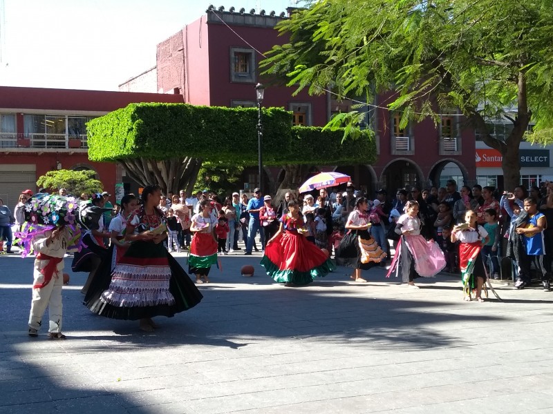 16 escuelas participan en evento revolucionario