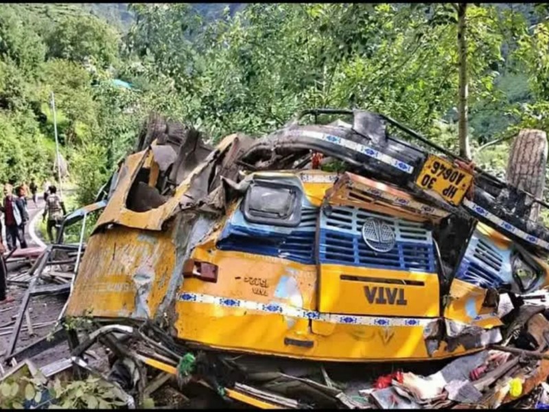 16 muertos tras el desbarrancamiento de autobús en India
