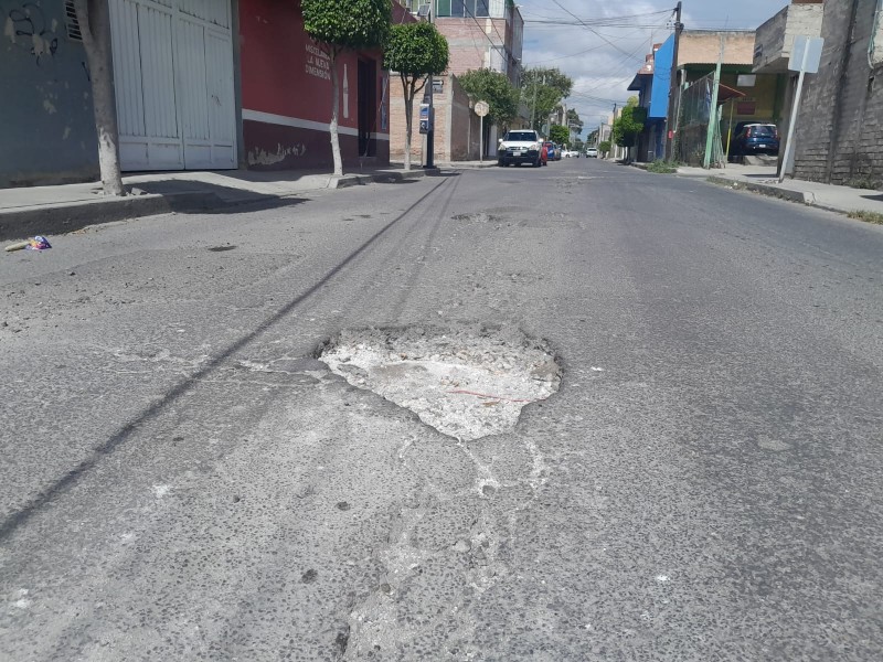 16 Poniente-Oriente requiere bacheo