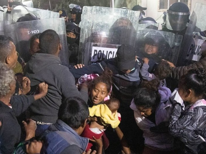 17 heridos por enfrentamiento entre policías y migrantes