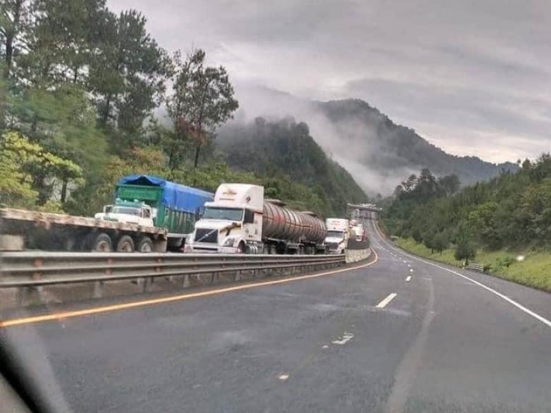 17 horas cerrada la México-Tuxpan tras volcadura de tráiler