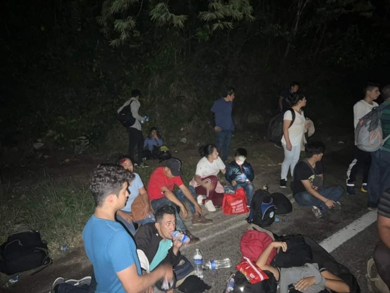 18 migrantes heridos por volcadura de camión en donde viajaban