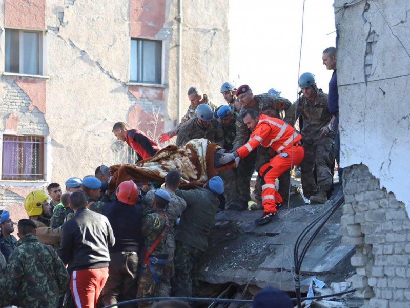 18 muertos por sismo en Albania; buscan sobrevivientes