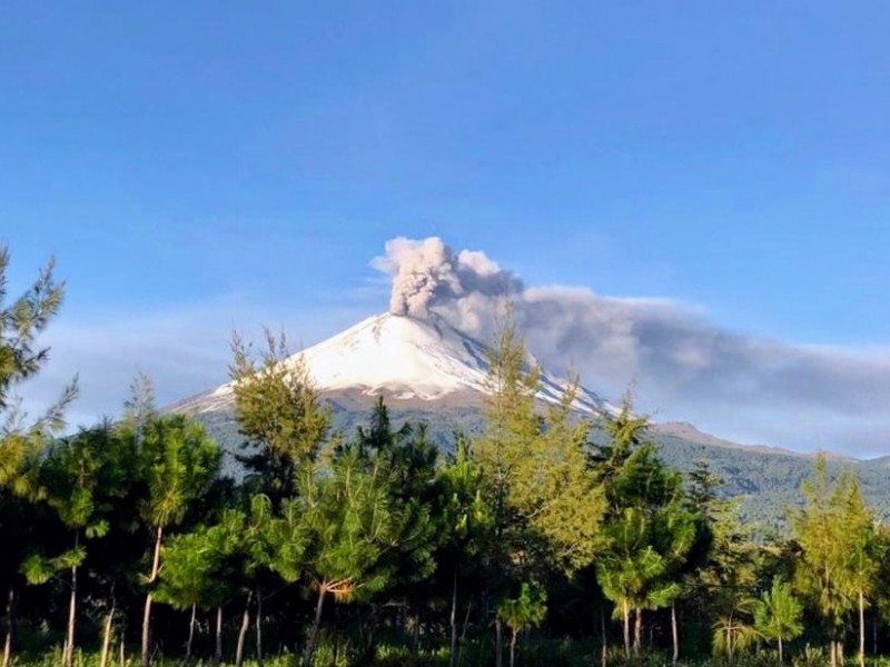 2 explosiones moderadas en el Popocatépetl