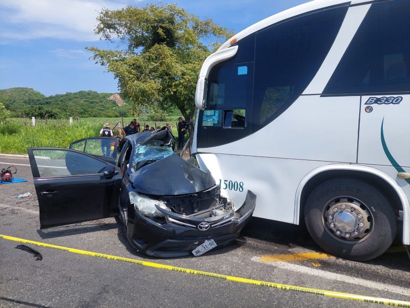 2 fallecidos y 3 lesionados dejó accidente en Compostela