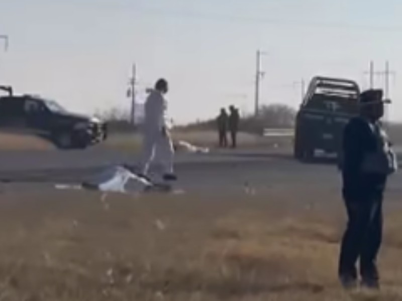 2 jóvenes en motocicleta mueren arrollados por un trailer