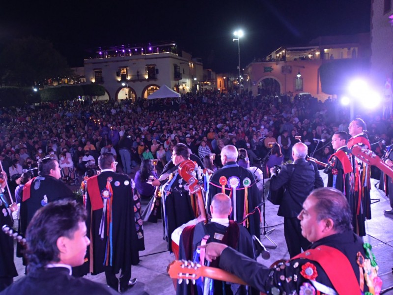 2 mil en festejo de callejonadas en Tequisquiapan