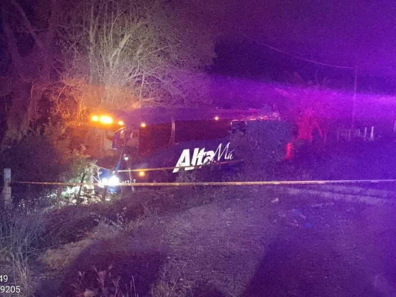2 muertos y 35 lesionados en accidente de autobus