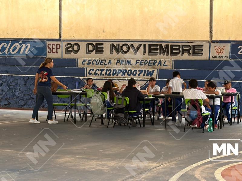 20 de Noviembre: Toman clases afuera de sus salones por riesgo estructural
