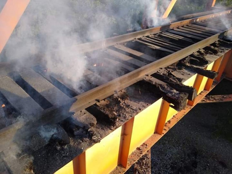 20 durmientes quemados en puente ferroviario; analizan causas