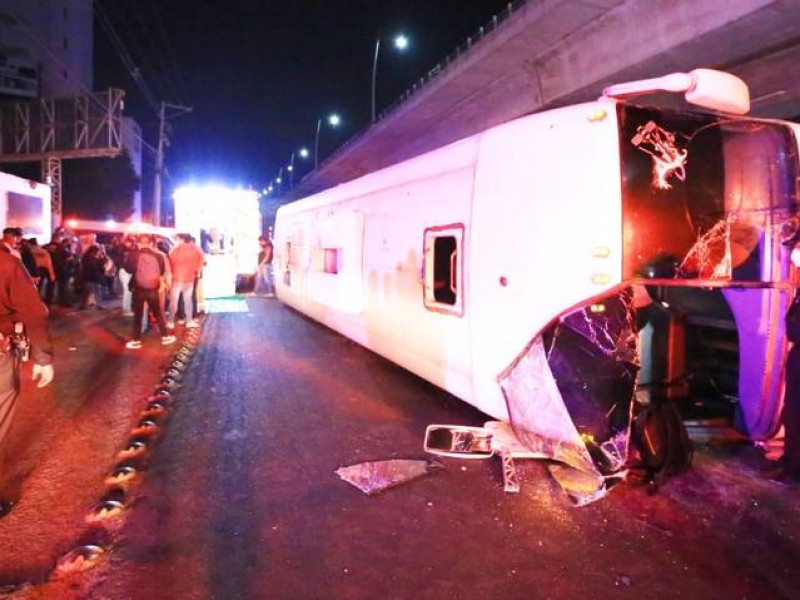 20 lesionados deja accidente de camión de pasajeros