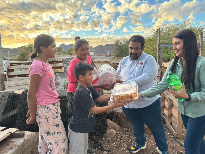 Unidad ciudadana entrega cenas navideñas