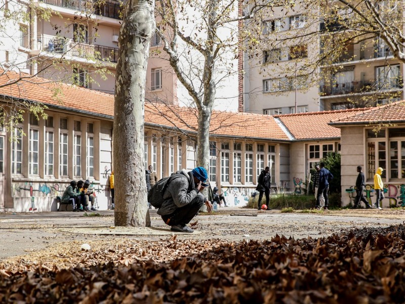 200 jóvenes migrantes sin hogar ocupan escuela abandonada en París