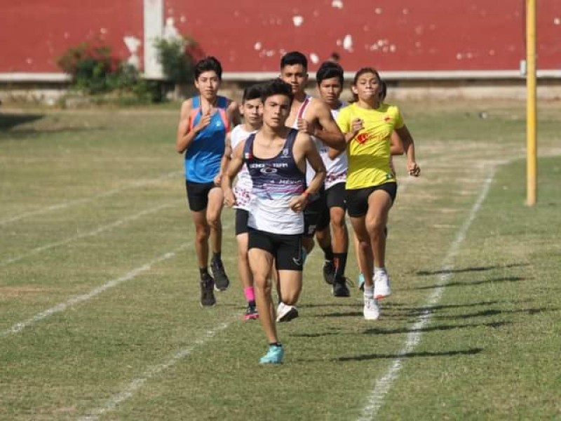 22 jóvenes salinacrucenses pasan a etapa estatal de atletismo