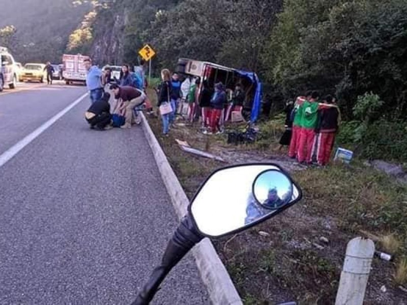 22 lesionados en accidente carretero en la costa