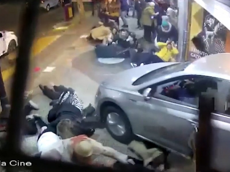 23 heridos tras atropellamiento masivo en teatro Godoy Cruz, Argentina