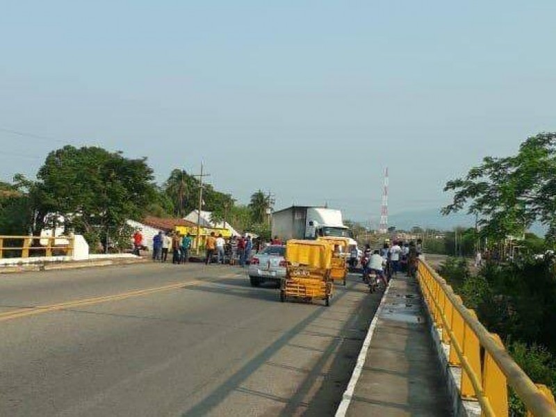 24 horas de bloqueo en Zanatepec, incomunicado Oaxaca-Chiapas