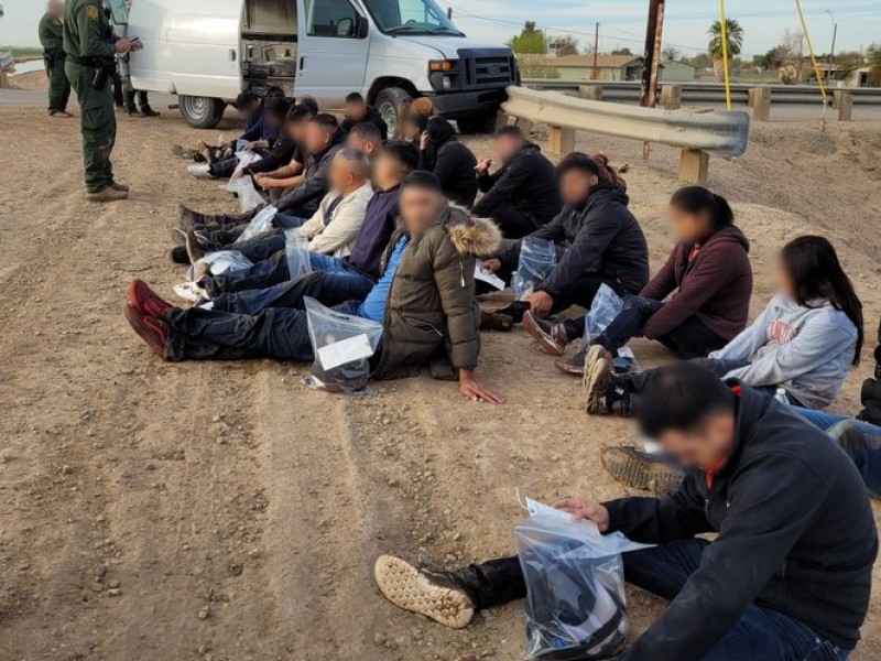 24 migrantes indocumentados viajaban en el interior de una Van