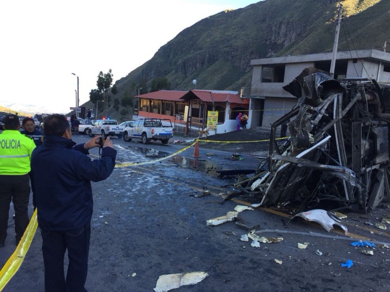 24 muertos por volcadura de autobús en Ecuador