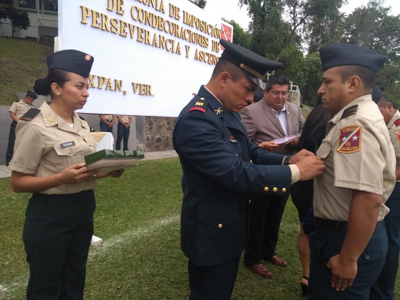 Condecora SEDENA a 25 elementos militares