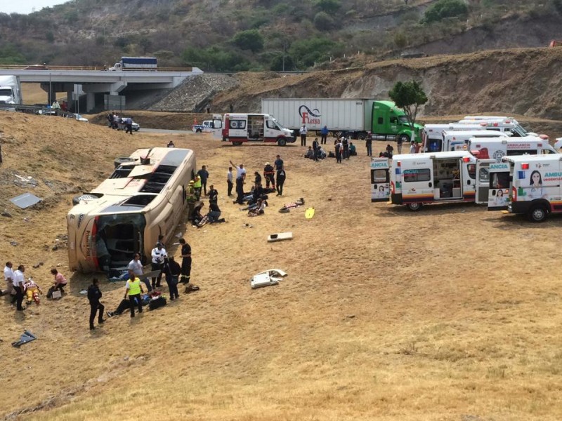 25 heridos tras volcadura de autobús en Copándaro