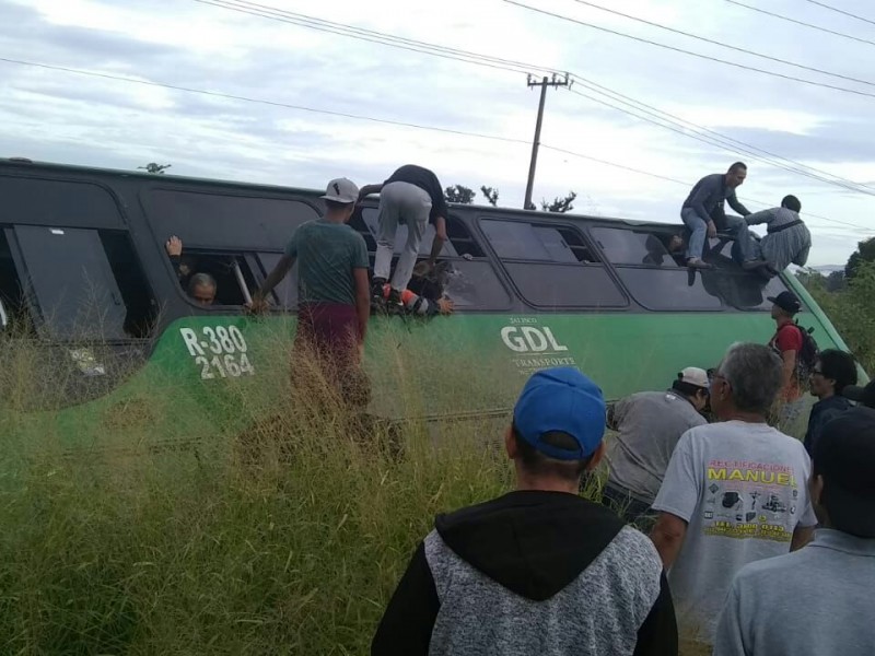 25 lesionados en volcadura de camión