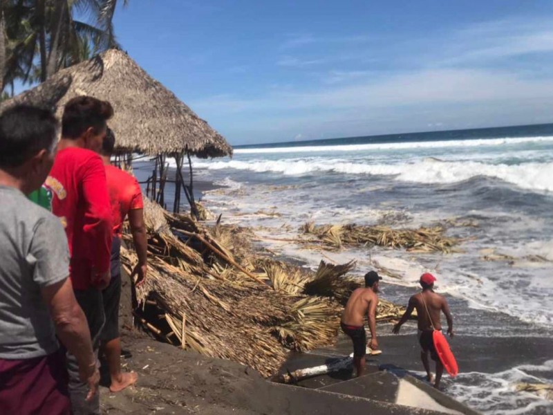 25 palapas afectadas y dos defunciones deja mar de fondo