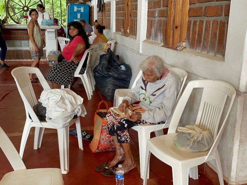 250 familias en albergues temporales de Petatlán por Rick