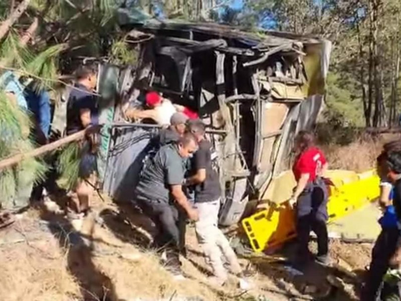 26 heridos tras volcadura de autobús con peregrinos en Tacámbaro