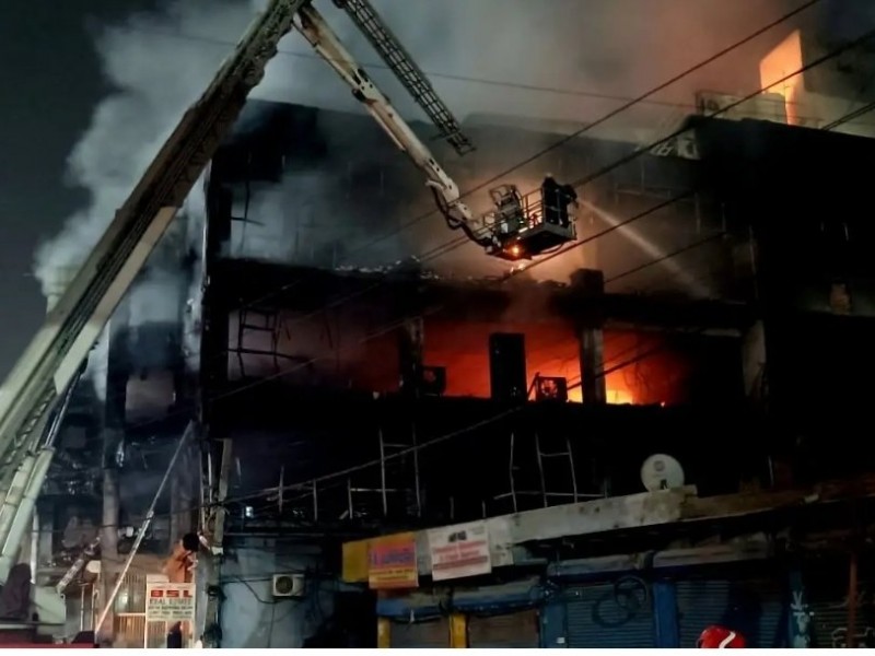 27 muertos tras incendio en un edificio de la india