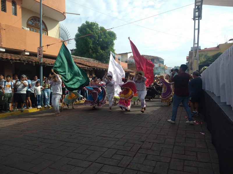 2,714 personas desfilan en Zihuatanejo, en conmemoración de la Revolución