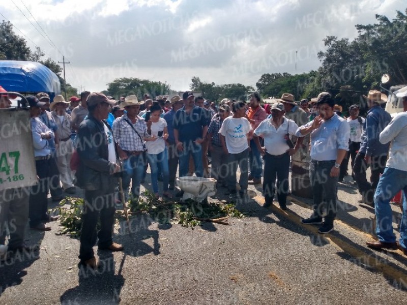 3 días de bloqueo, sin paso entre Oaxaca-Veracruz